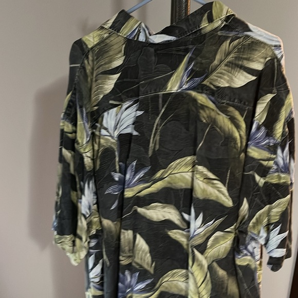 Tommy Bahama silk floral short sleeve island shirt. XXL - Picture 6 of 8